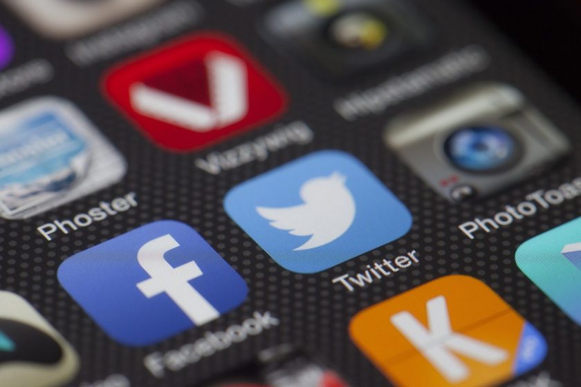 l’immagine rappresenta delle icone su uno smartphone, tra le quali Facebook