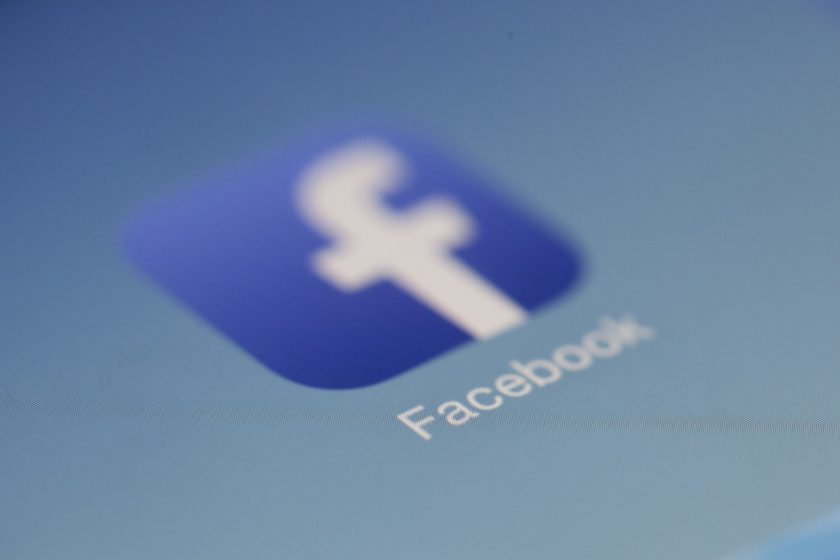 l’immagine rappresenta l’icona di Facebook, che ha la funzione “amici nelle vicinanze"