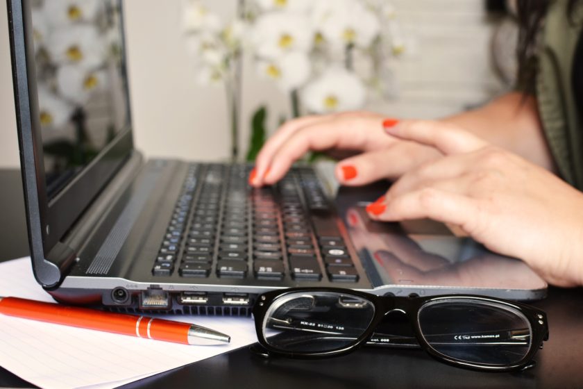 l’immagine rappresenta un laptop sul quale ci sono file con estensione dbx