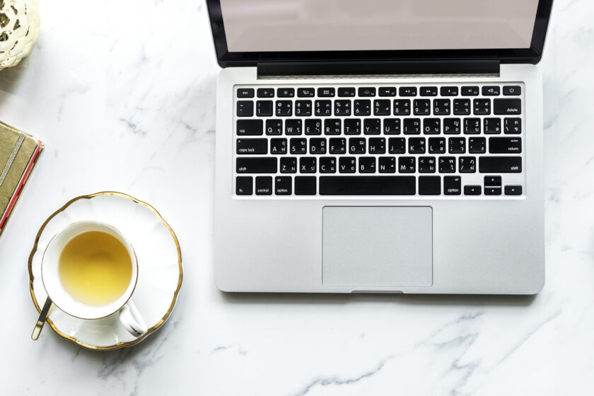 l’immagine rappresenta un laptop che può essere utilizzato per fare videocall con Teams