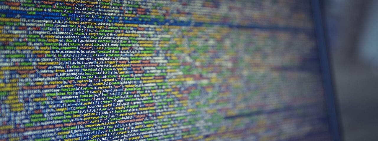 l’immagine rappresenta un monitor con delle righe di codice