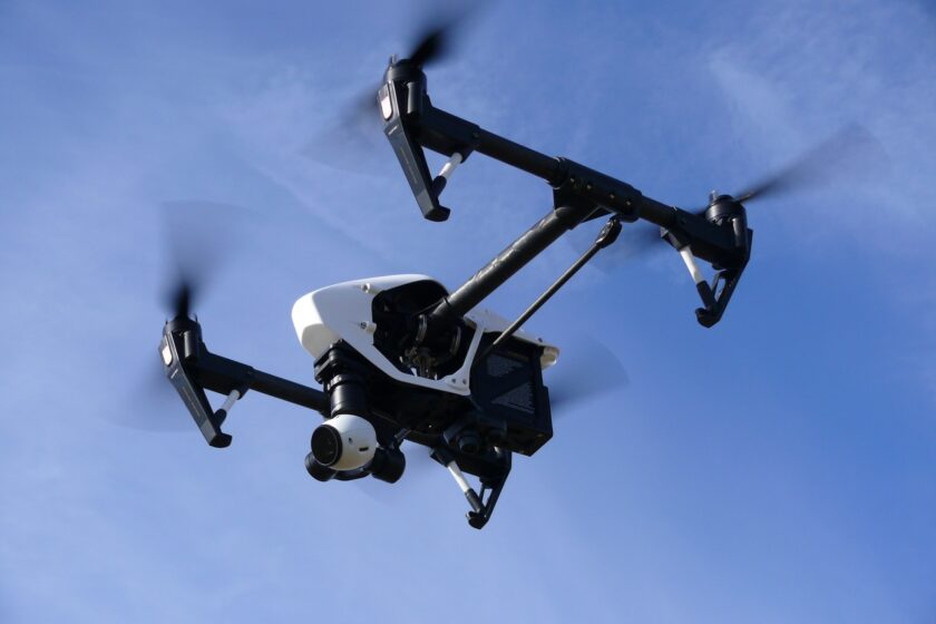 l’immagine rappresenta un drone in volo