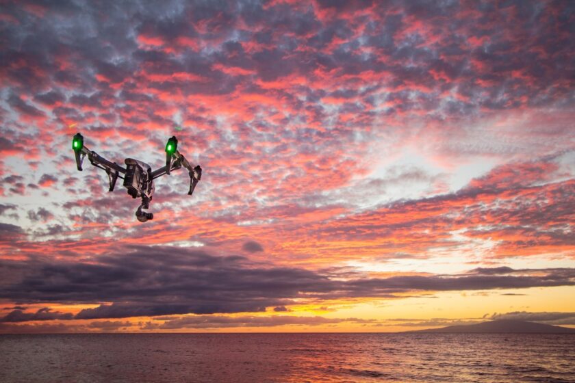 l’immagine rappresenta un drone in volo