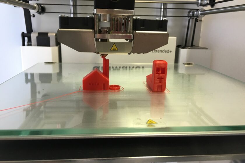 l’immagine rappresenta una stampante 3d, con la quale è possibile creare diversi oggetti