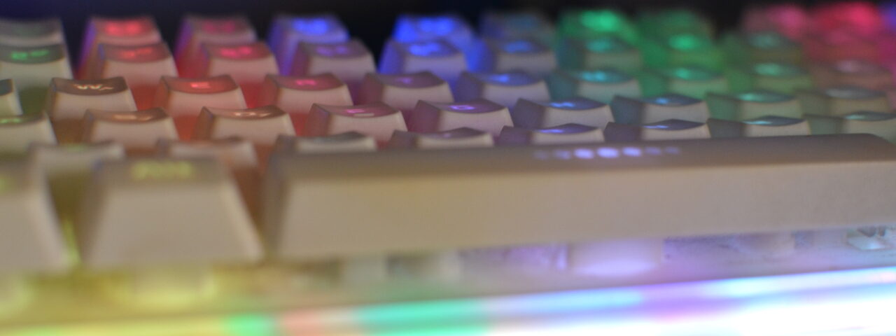 l’immagine rappresenta una tastiera per gamers