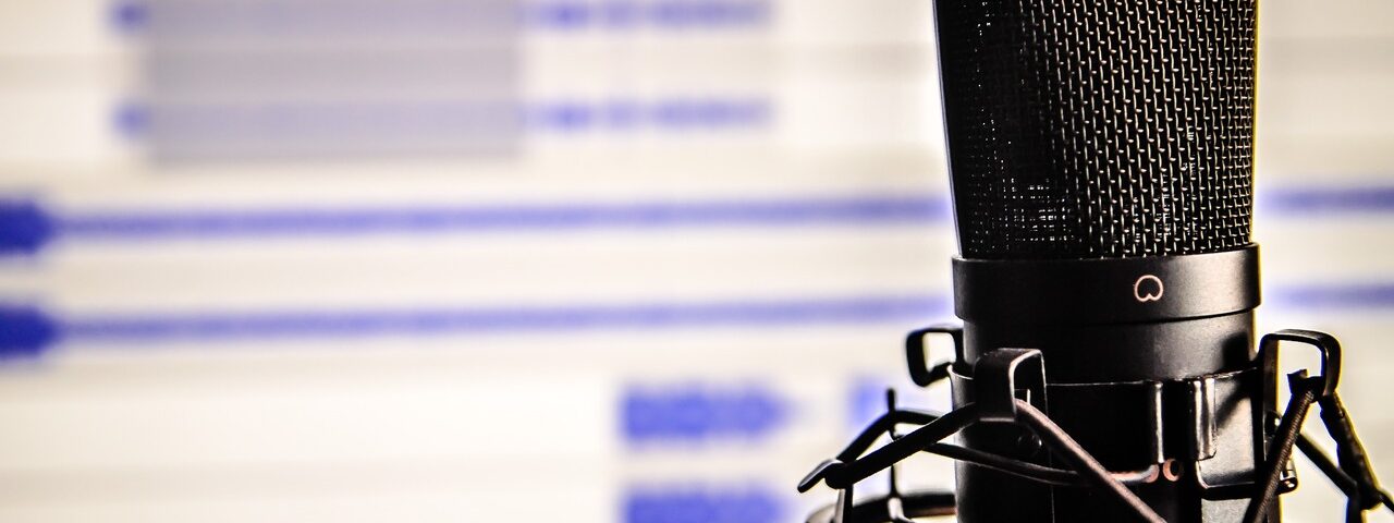 l’immagine rappresenta un microfono utilizzato per registrare podcast
