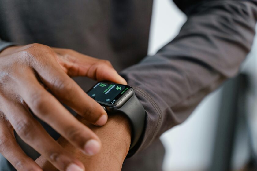 l’immagine rappresenta la app Nike che contiene il contapassi, per monitorare le proprie performance di camminata o corsa