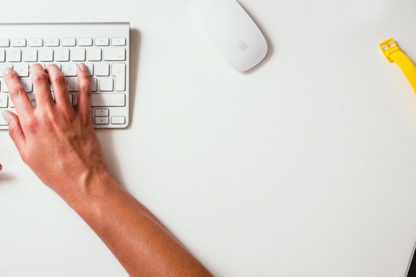 l’immagine rappresenta una tastiera di un Mac