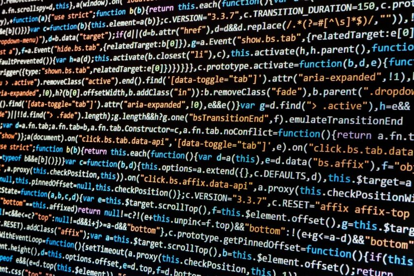 l’immagine rappresenta lo schermo di un pc con delle righe di codice