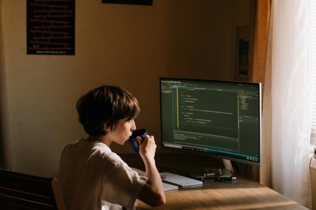 l’immagine rappresenta una programmatrice al lavroro