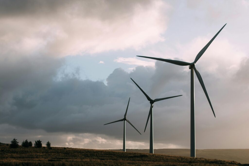 l’immagine rappresenta delle pale eoliche, collegate ad una turbina ed ad un compressore eolico