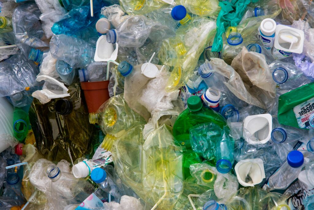 l’immagine rappresenta dei rifiuti di plastica, che verranno utilizzati per generare energia