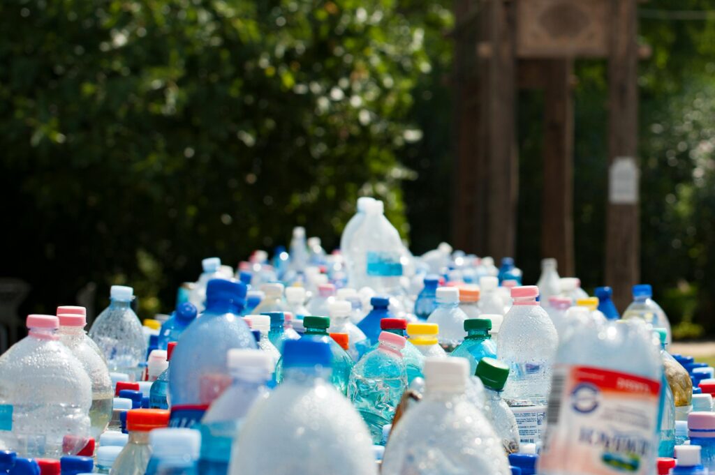 l’immagine rappresenta dei rifiuti di plastica, utilizzati per generare energia 