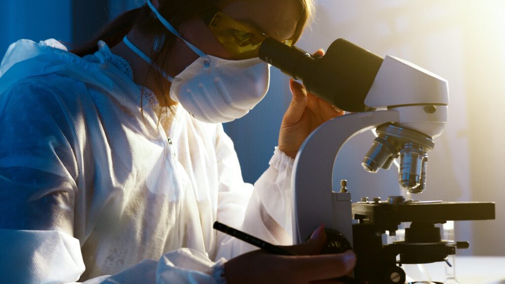l’immagine rappresenta una ricercatrice in laboratorio 