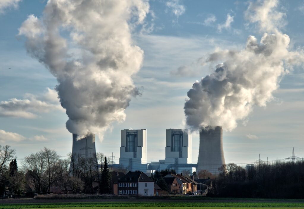 l’immagine rappresenta una centrale nucleare