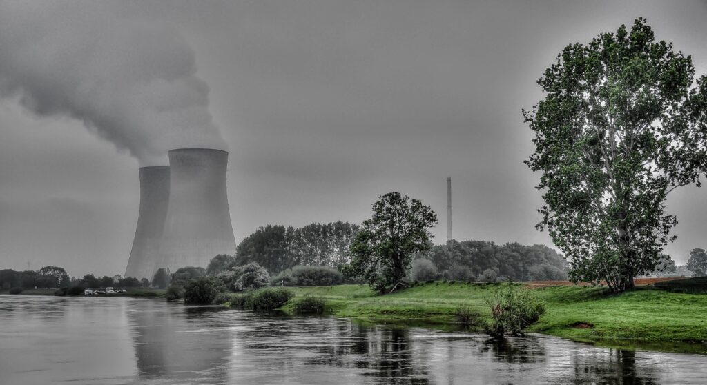 l’immagine rappresenta una centrale nucleare