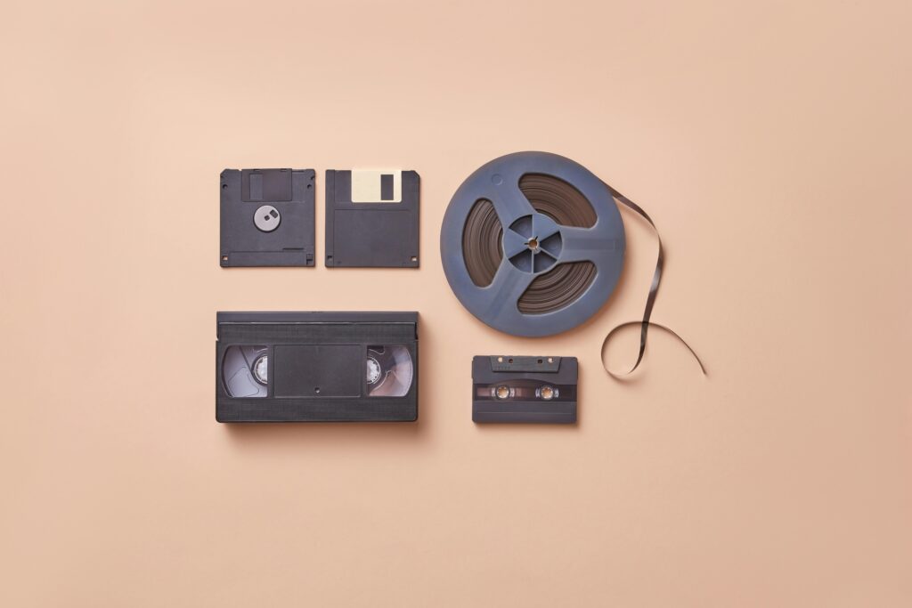 l’immagine rappresenta alcuni esempi di tecnologia obsoleta.