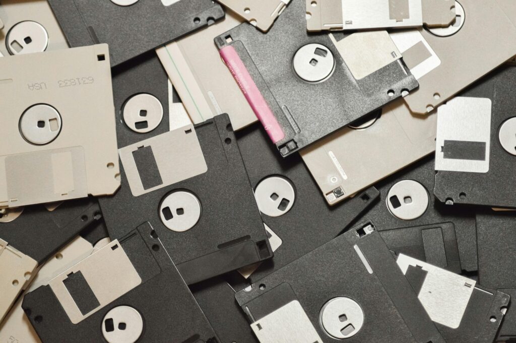 l’immagine rappresenta dei floppy disk, che ormai fanno parte della tecnologia obsoleta.