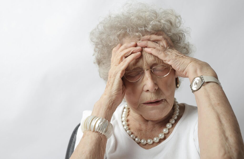 l’immagine rappresenta una donna affetta da sindrome di alzheimer