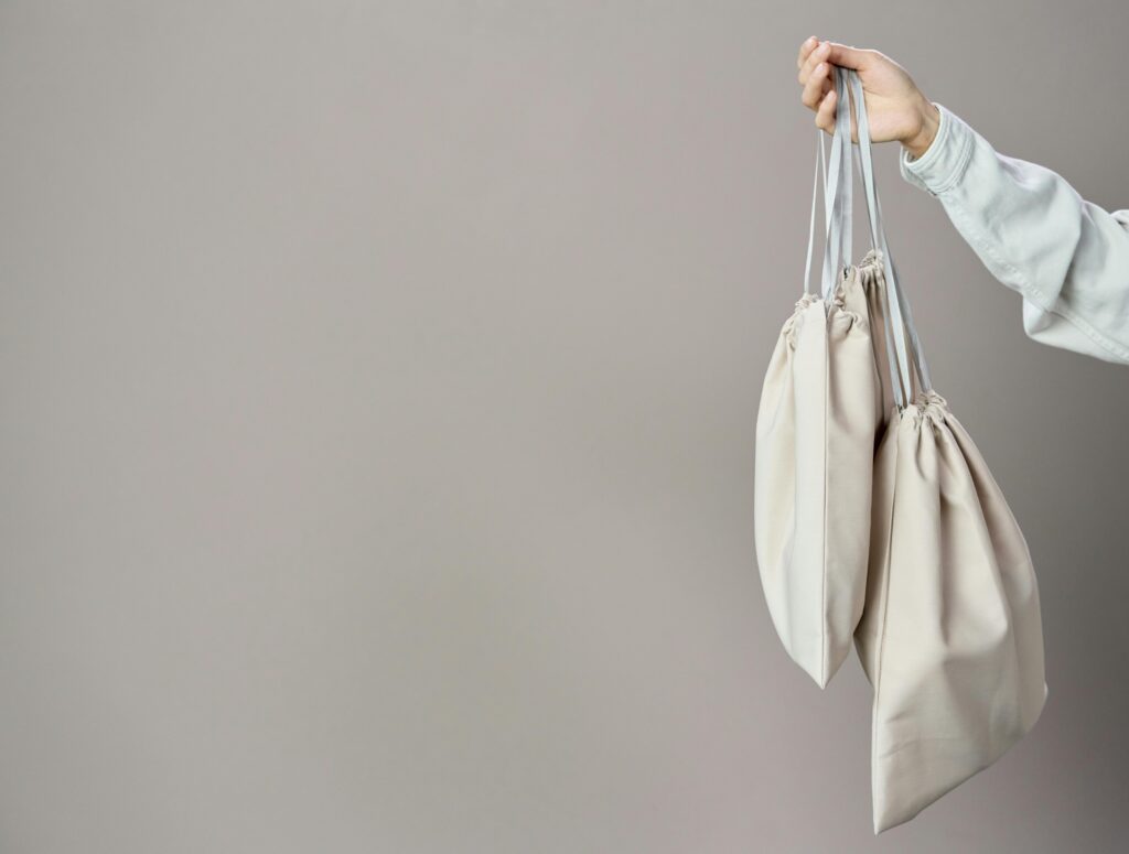 l’immagine rappresenta un esempio di design etico, in questo caso delle sportine di stoffa da utilizzare al posto del sacchetto in plastica