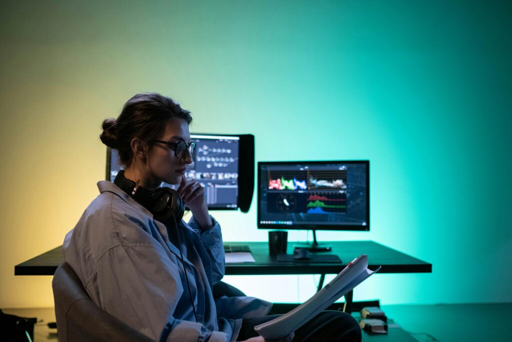l’immagine rappresenta un lavoratore del prossimo futuro che utilizza strumenti di intelligenza artificiale