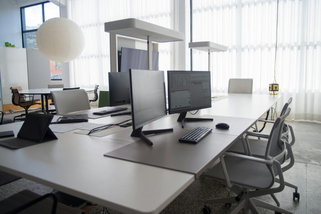 l’immagine rappresenta un coworking, un luogo di aggregazione tra vari professionisti come i freelance, sempre più numerosi 