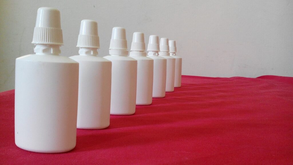 l’immagine rappresenta dei flaconi di spray nasale