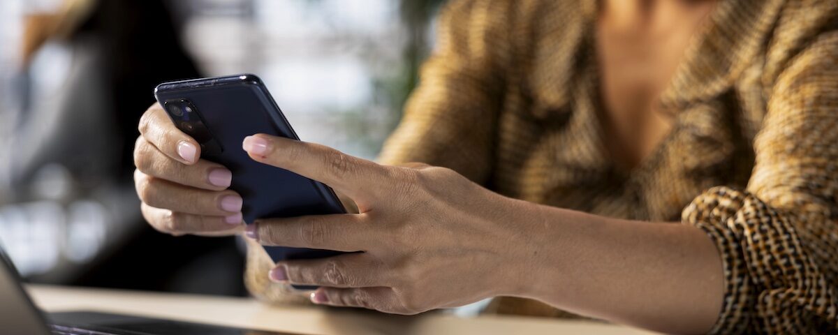 Smartphone e laptop per consultare contenuti social senza login