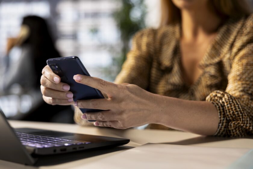 Smartphone e laptop per consultare contenuti social senza login