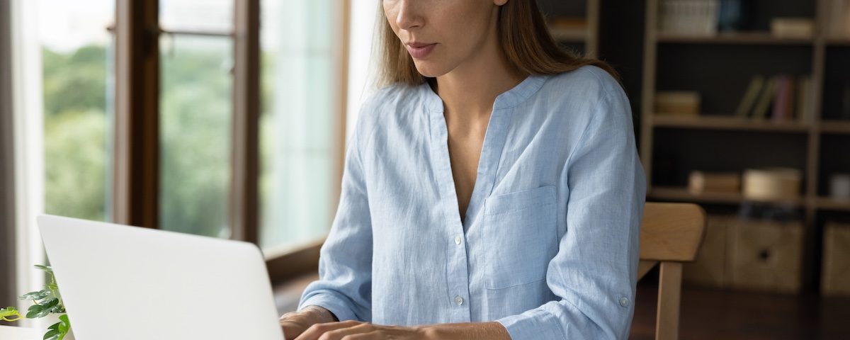 Programma per modificare PDF utilizzato da una donna al computer