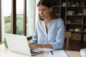 Programma per modificare PDF utilizzato da una donna al computer